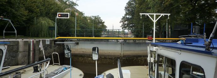"Schiffe in der Schleuse in Smichov "